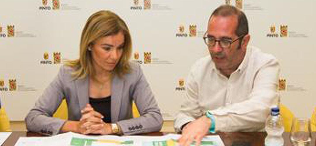 Miriam Rabaneda (i), exacaldesa y viceconsejera de Politicas Sociales y Familia, junto a Rafael Sánchez, actual alcalde.