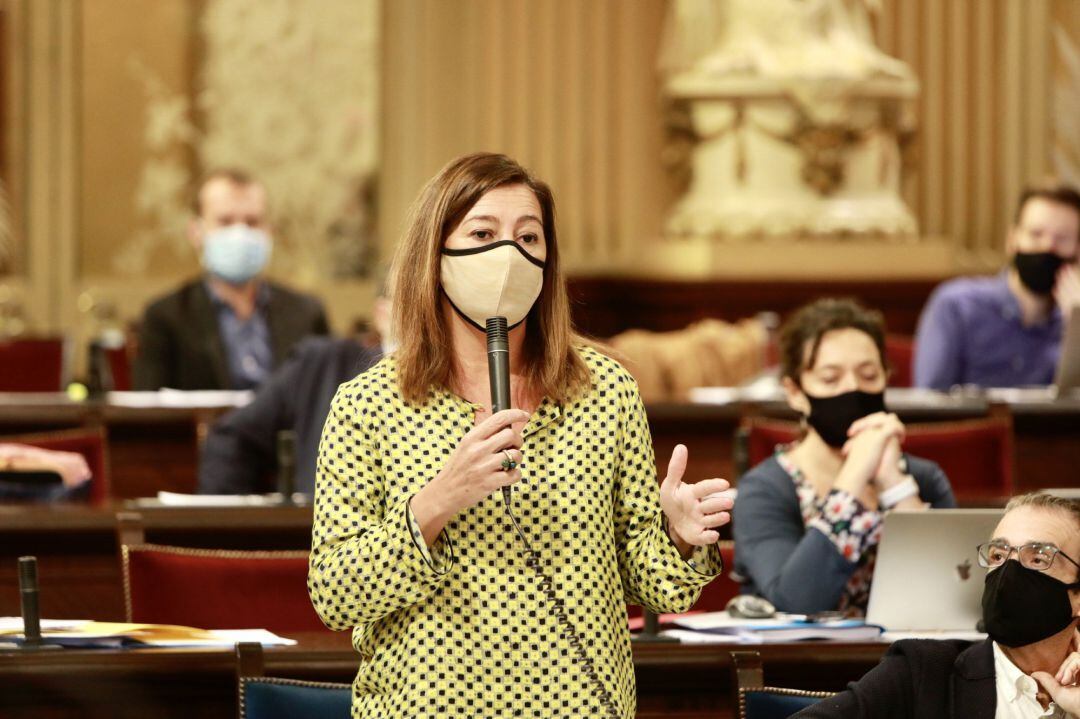 La presidenta del Govern, Francina Armengol, en el Pleno del Parlament. CAIB