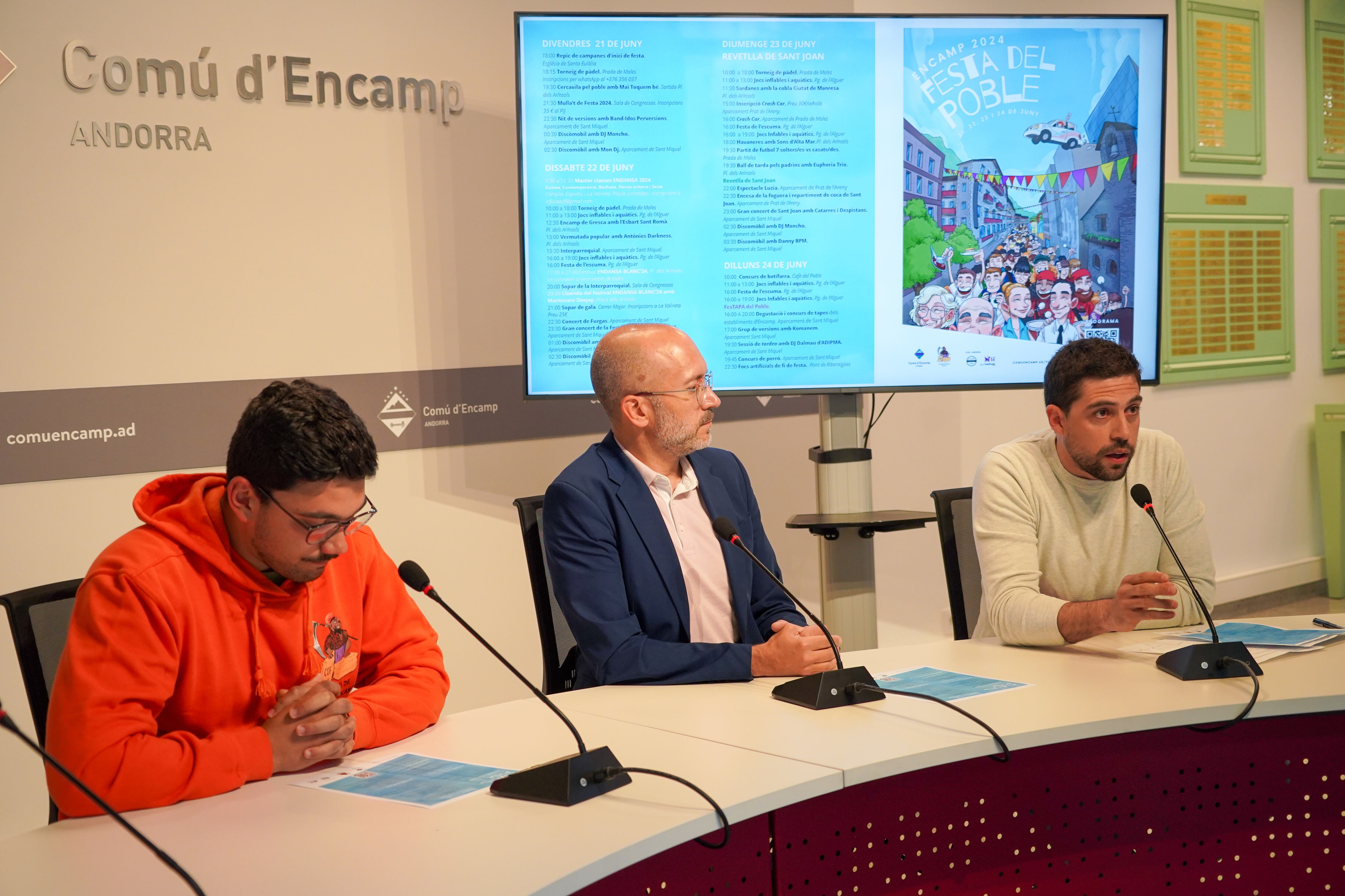 El representant de la Comissió de Festes, Christian Fernandes; el conseller de Cultura, Infància i Joventut, Joan Sans; i el tècnic de Cultura del comú d’Encamp, Álvaro Rodríguez, durant la presentació de la Festa del Poble 2024.
