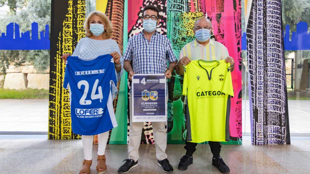 La concejal de Deportes, Mariló Cebreros, el presidente del CF Benidorm, José Santiago y Escolástico Juárez, padre de Dani.