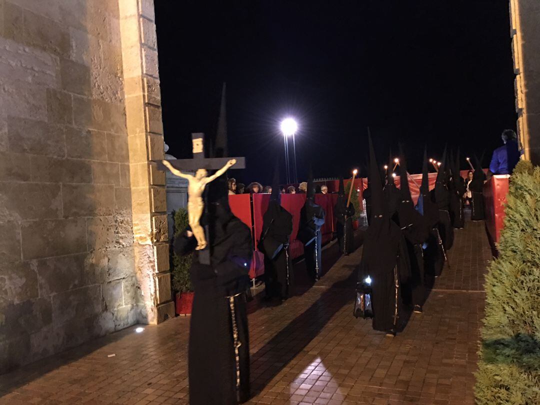Hermandad del Vía Crucis entrando en Carrera Oficial