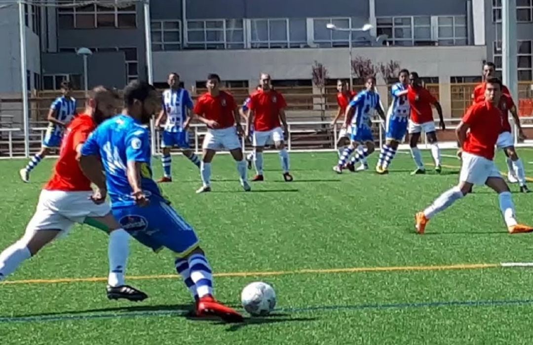 Joaqui ante el Real Burgos en San Amaro donde volverá a verse las caras con los rojipardos este miércoles.