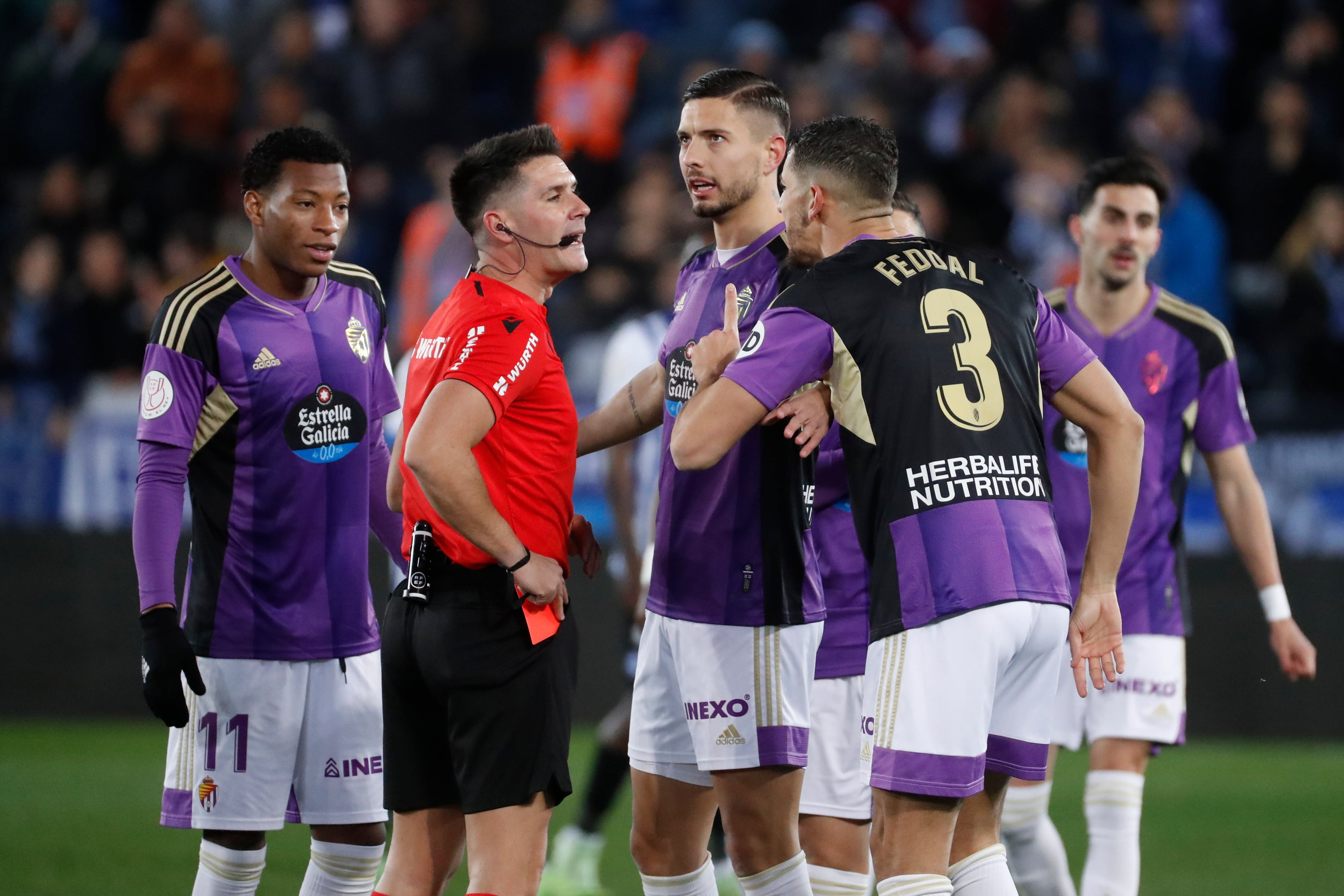 VITORIA, 04/01/2023.- El defensa marroquí del Real Valladolid Zouhair Feddal (2d) es expulsado durante el partido ante el Alavés, de dieciseisavos de final de la Copa del Rey de fútbol que se disputa este miércoles en el estadio de Mendizorroza. EFE/ David Aguilar
