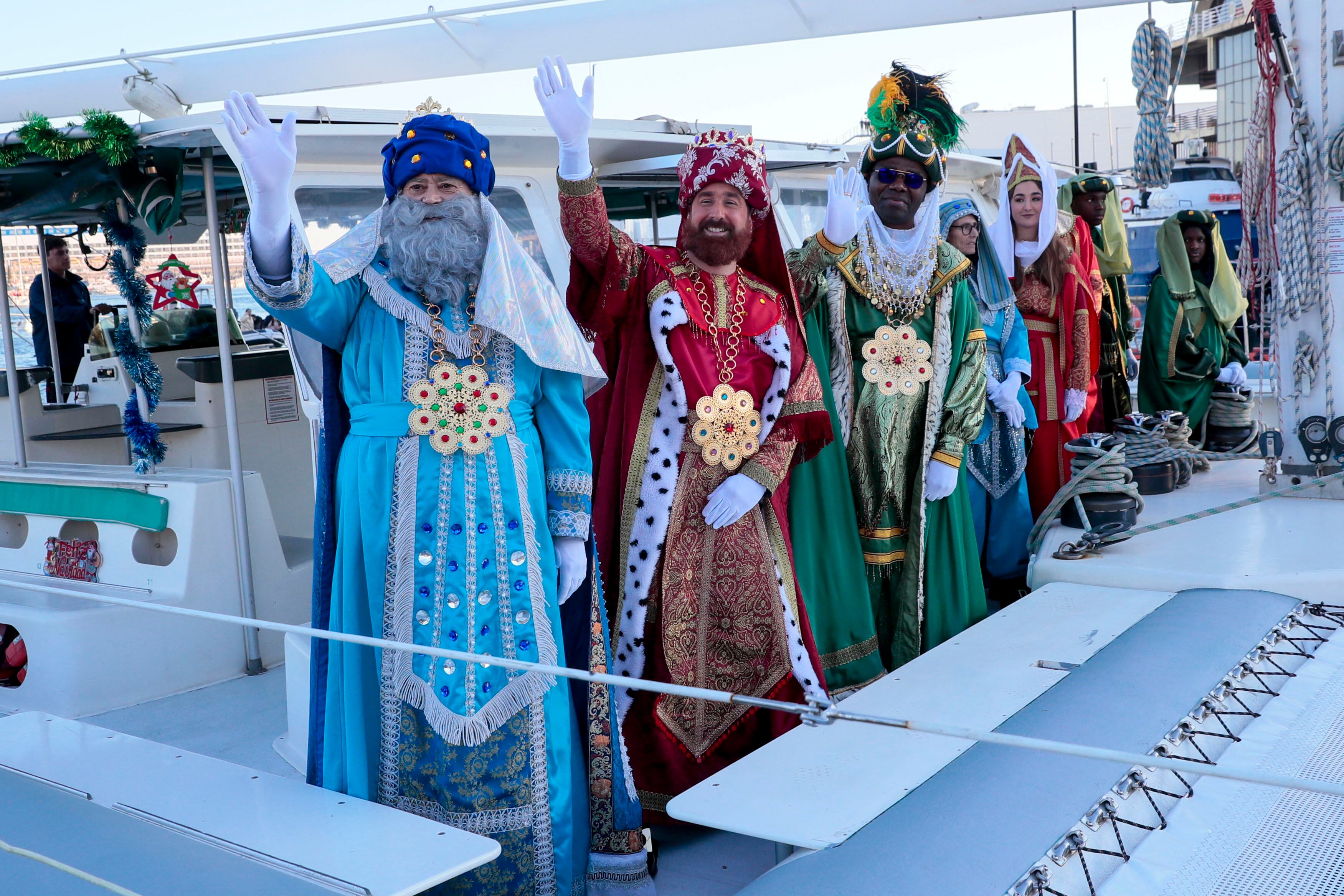 Los Reyes Magos saludan a su llegada al puerto de Valencia, el pasado jueves 5 de enero. EFE/ J. C. Cárdenas