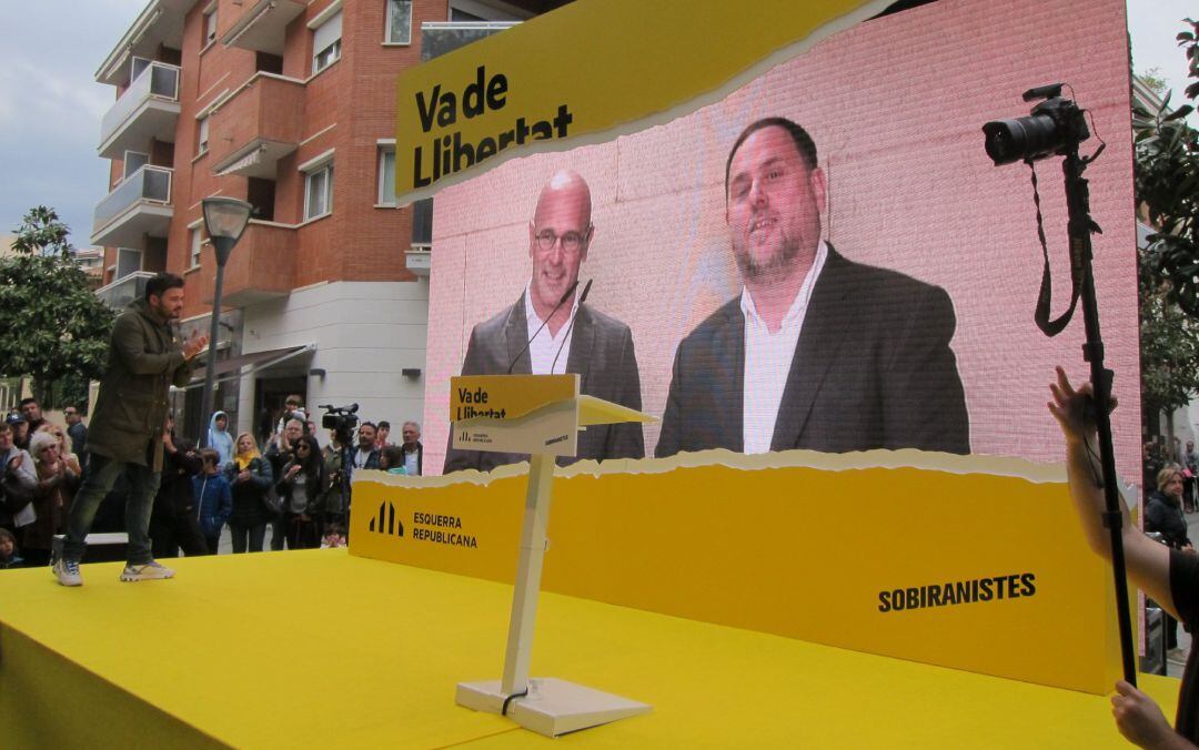 Imagen de Romeva y Junqueras en un acto de ERC junto a Gabriel Rufián