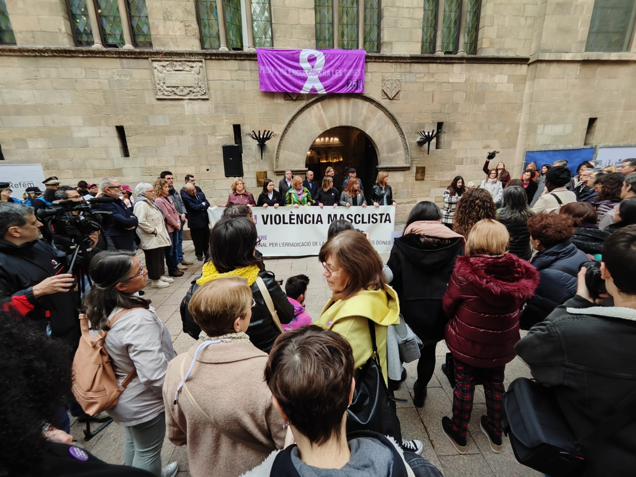 La plaça Paeria ha estat l&#039;escenari per la commemoració del Dia Internacional per l&#039;Eliminació de la Violència envers les Dones a la ciutat de Lleida.