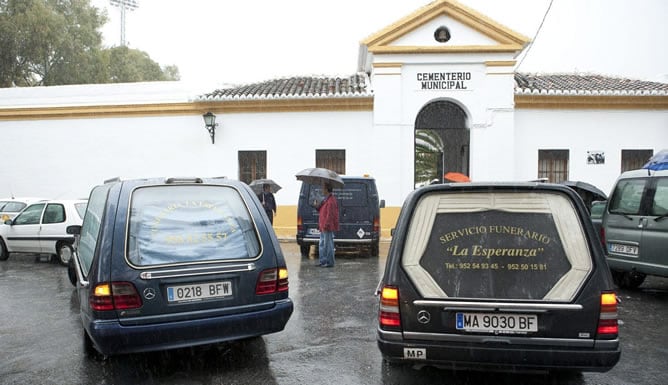 Dos coches fúnebres en el cementerio de la localidad granadina de Motril, donde han sido enterrados siete de los catorce inmigrantes