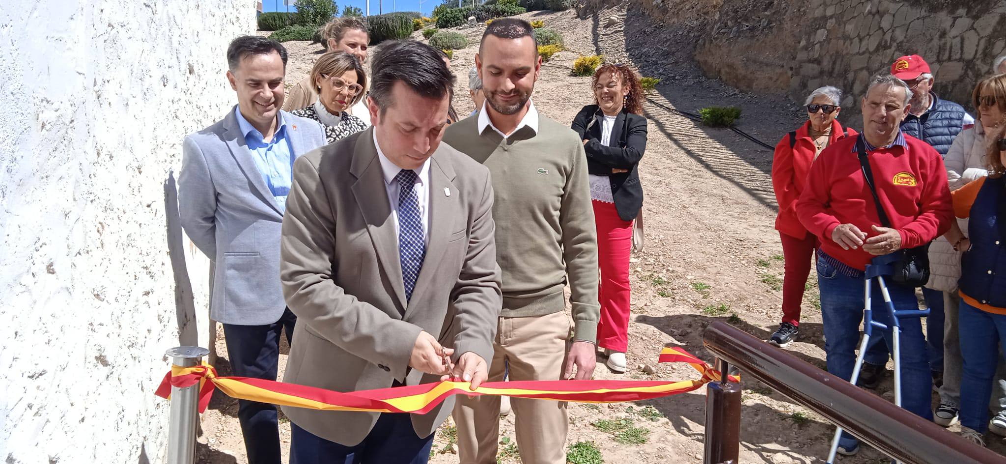 El alcalde, inaugurando