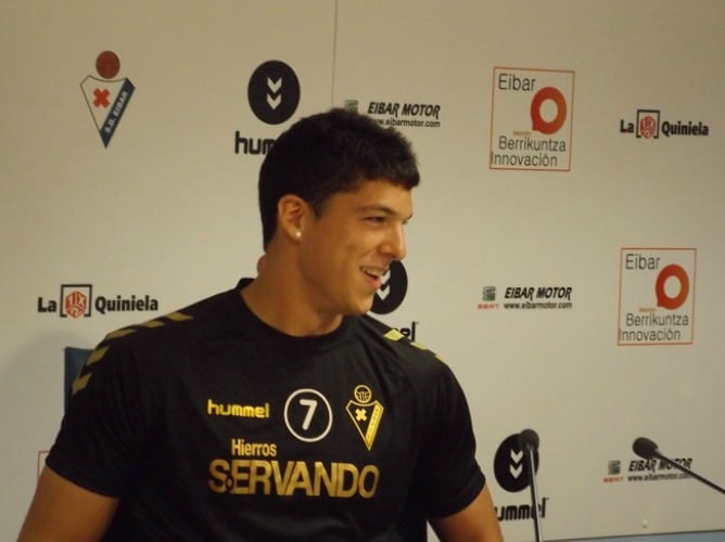 El delantero eibarres, Ander Capa sonriente en la sala de prensa de Ipurua
