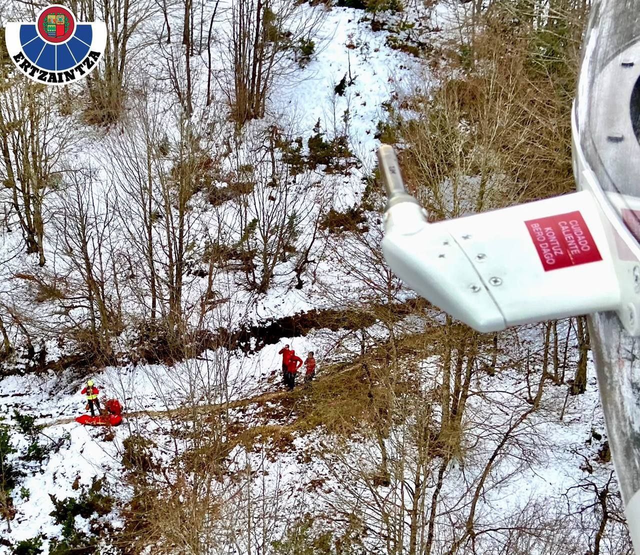 Imágenes del rescate a una mujer en el monte Elabe en Álava