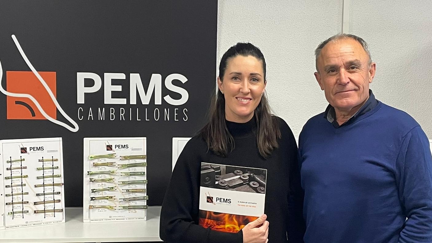 Antonio Rodríguez, gerente de Cambrillones Pems Central Comercial, junto a su hija, Mª José.