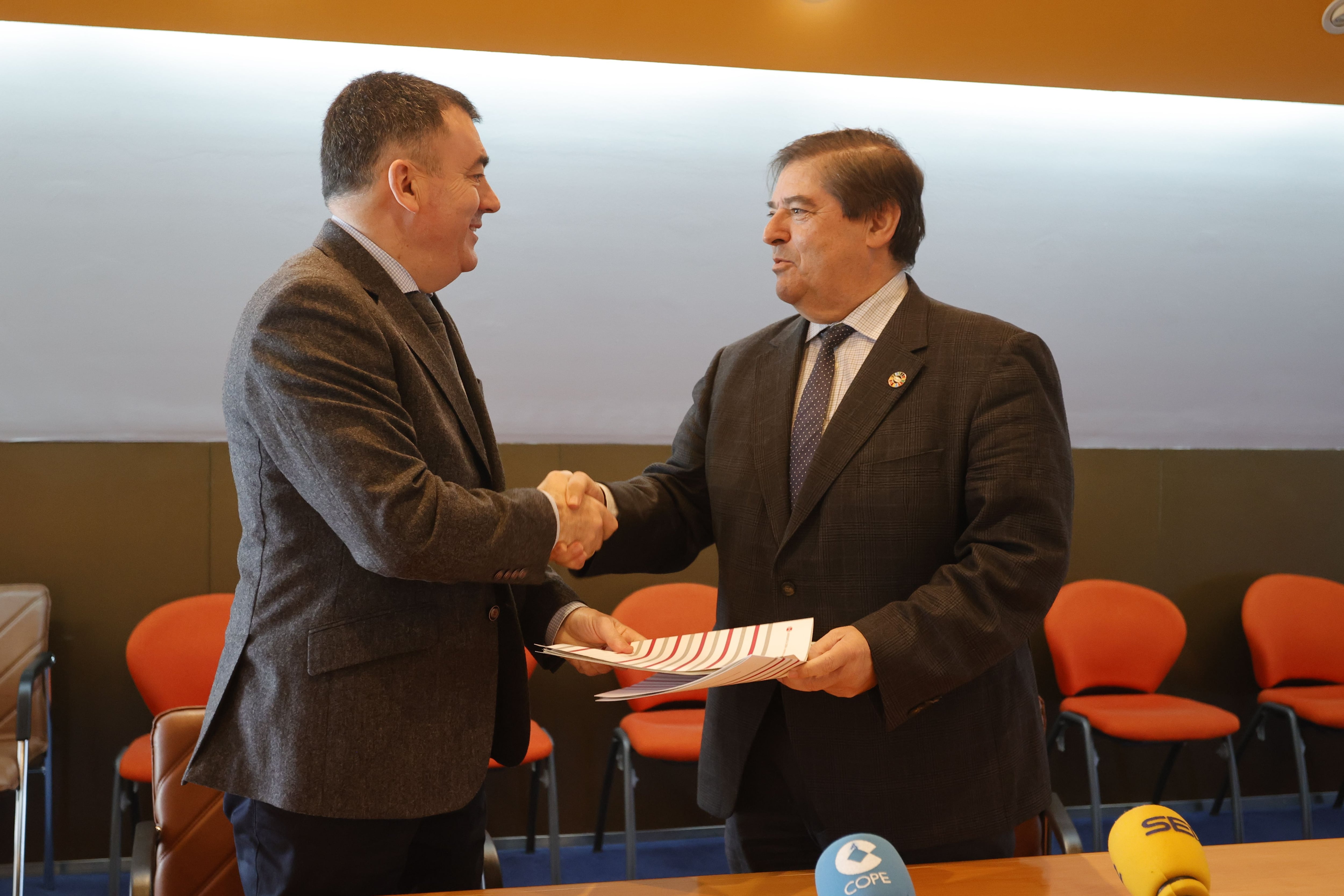 Román Rodríguez y Julio Abalde, en la firma del convenio