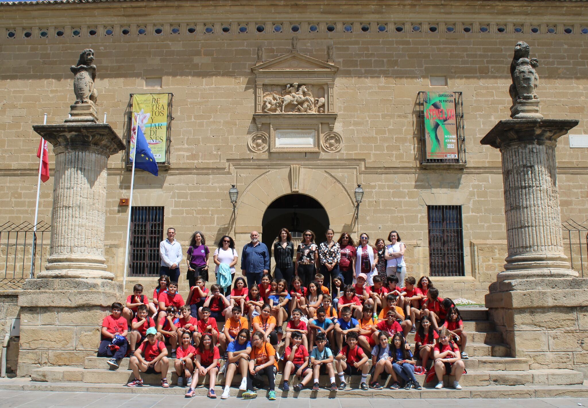 El alumnado de 5º de Primaria del CEIP Dion Casio de Mérida es recibido en el Hospital de Santiago