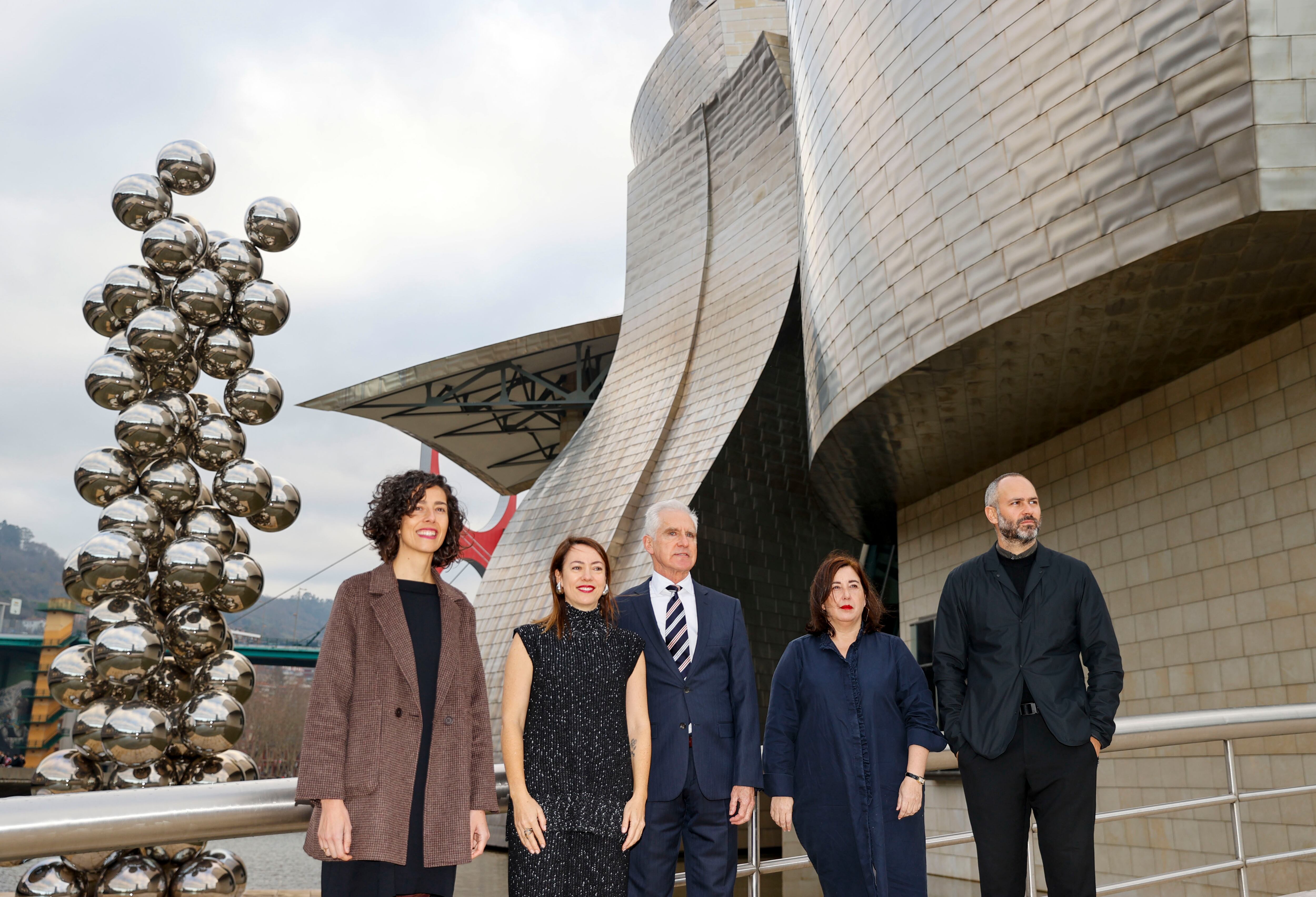 GRAFCAV7763. BILBAO, 12/01/2024.-El director general del Museo Guggenheim Bilbao, Juan Ignacio Vidarte, (c) junto al equipo curatorial, Marta Blàvia , Lekha Hileman Waitoller, Lucía Aguirre y Manuel Cirauqui, posan frente al museo tras informar en una rueda de prens sobre las diez exposiciones programadas para 2024. EFE/Luis Tejido