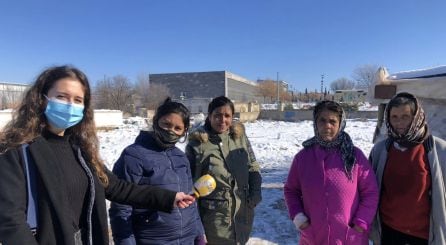 Cuatro de las mujeres que viven en el asentamiento frente al Jardín Botánico