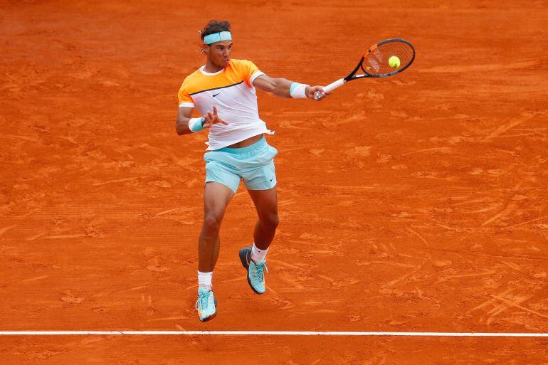 Nadal devuelve una bola en Montecarlos