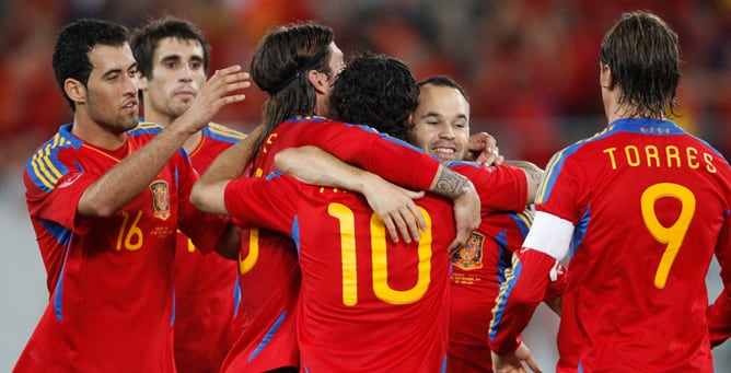 Los jugadores de la Roja se abrazan tras marcar el tercer gol ante Chile