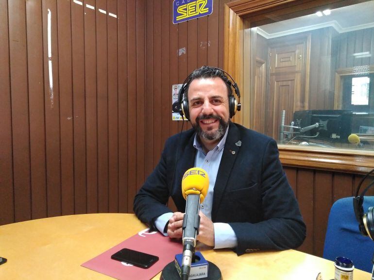 José Luis Blanco en los estudios de SER Guadalajara.