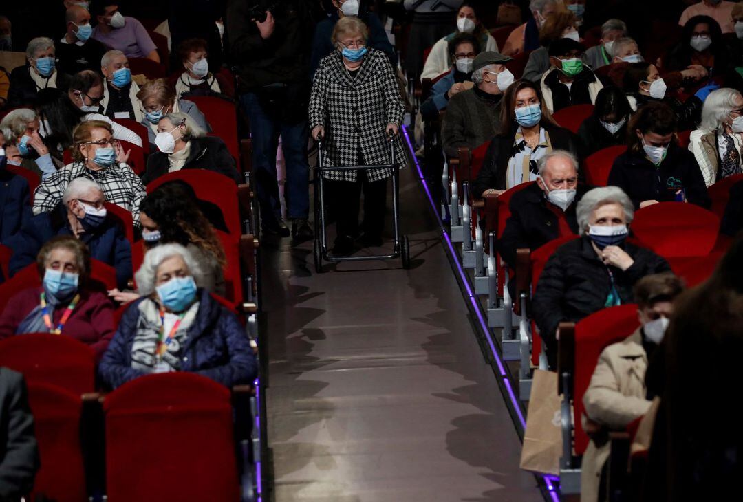 El Teatro EDP Gran Vía celebra este miércoles una función especial para los mayores de residencias de Madrid que ya han sido inmunizados con la vacuna contra la COVID-19.