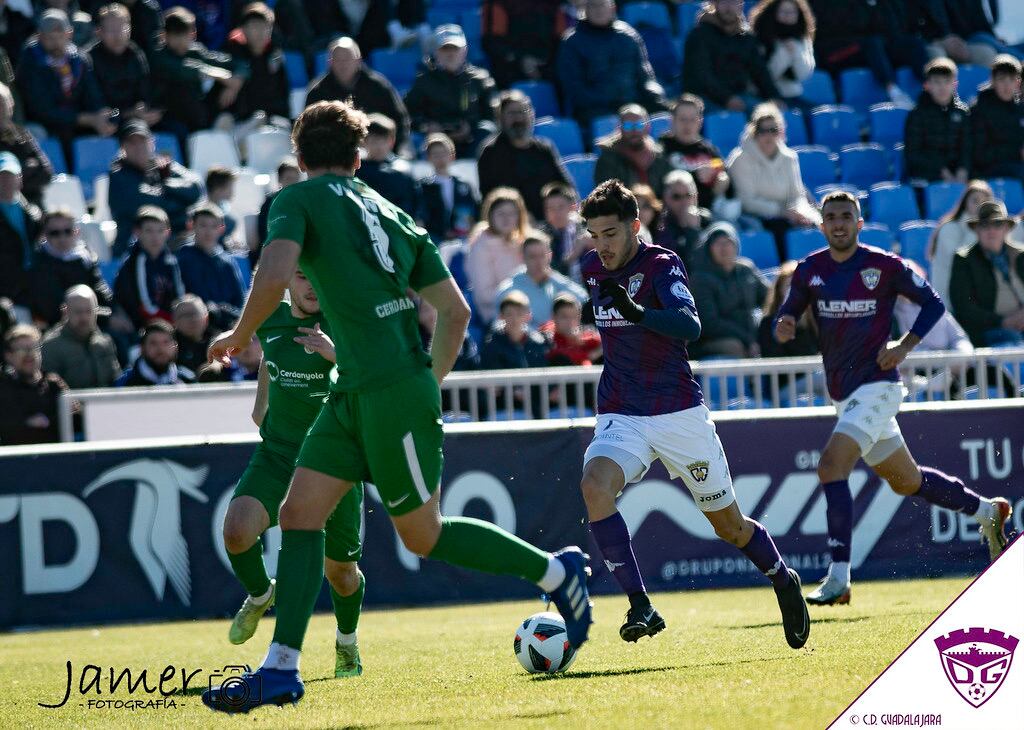 Iván Moreno en acción durante el partido contra el Cerdanyola