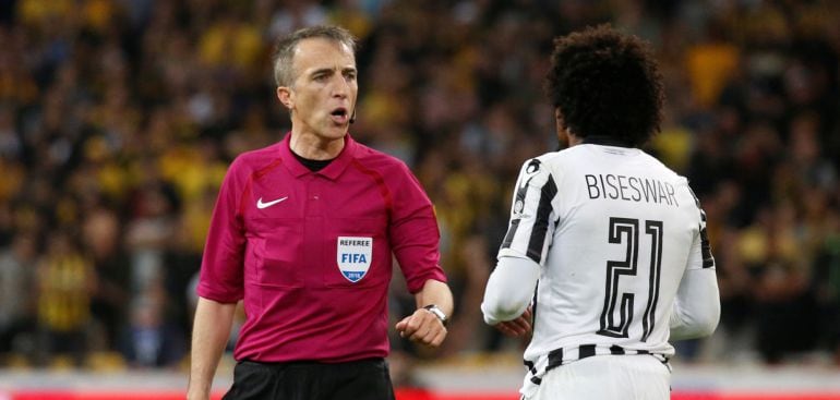 Soccer Football - Greek Cup Final - AEK Athens vs PAOK Salonika - Athens Olympic Stadium, Athens, Greece - May 12, 2018   PAOK Salonika’s Diego Biseswar speaks with referee David Fernandez Borbalan 