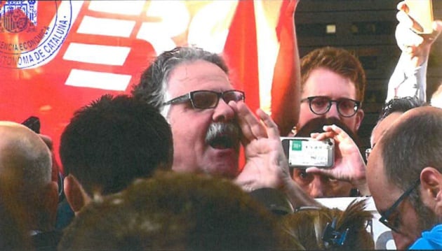 Joan Tardá se dirige a la multitud de personas congregadas