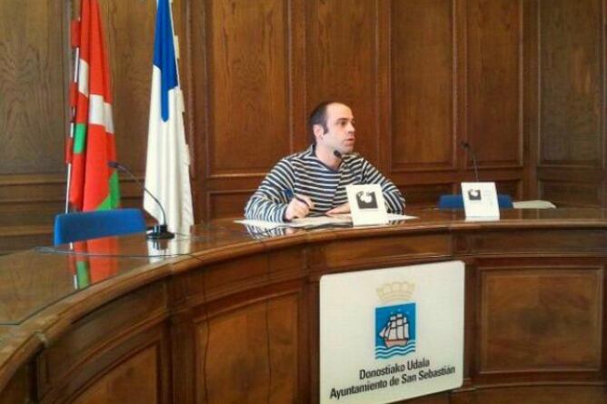 El concejal de Bienestar Social Jon Albizu durante una comparecencia en el Ayuntamiento