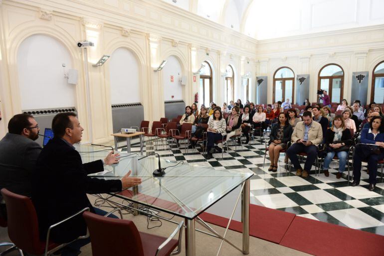 Reunión en la sede provincial de la Junta con el sector implicado en la atención temprana a niños y niñas de hasta 6 años de los delegados de Educación y Políticas Sociales en Granada