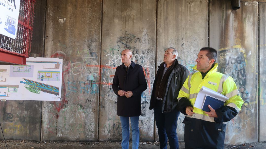 El alcalde y el concejal Vicente Canuria han visitado las obras bajo el puente Gutiérrez Mellado en Eras 