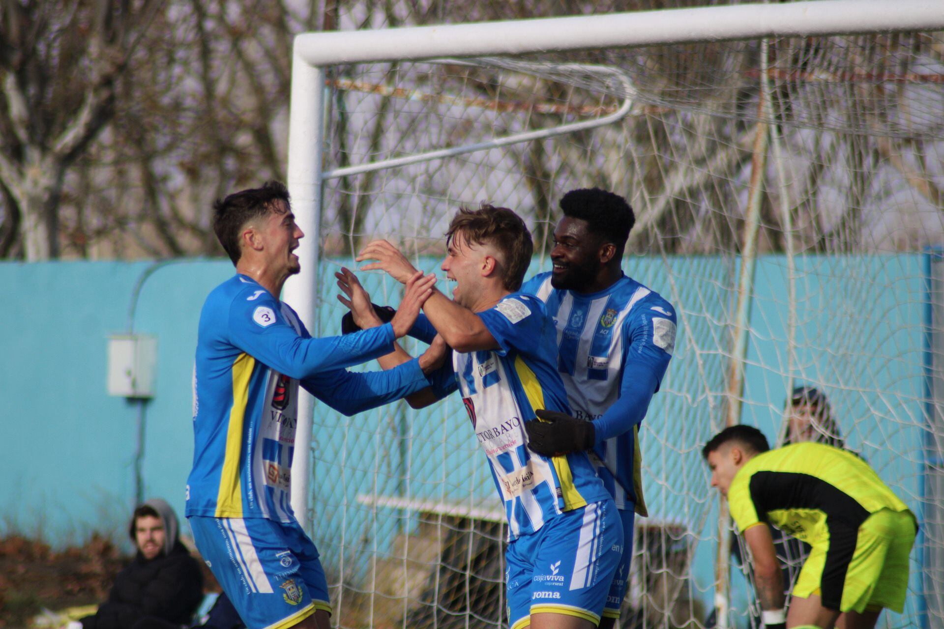 Fer (centro) se abraza a Manu (i) y Pedro -autor del 0-2- tras lograr el 1-3 de la Arandina