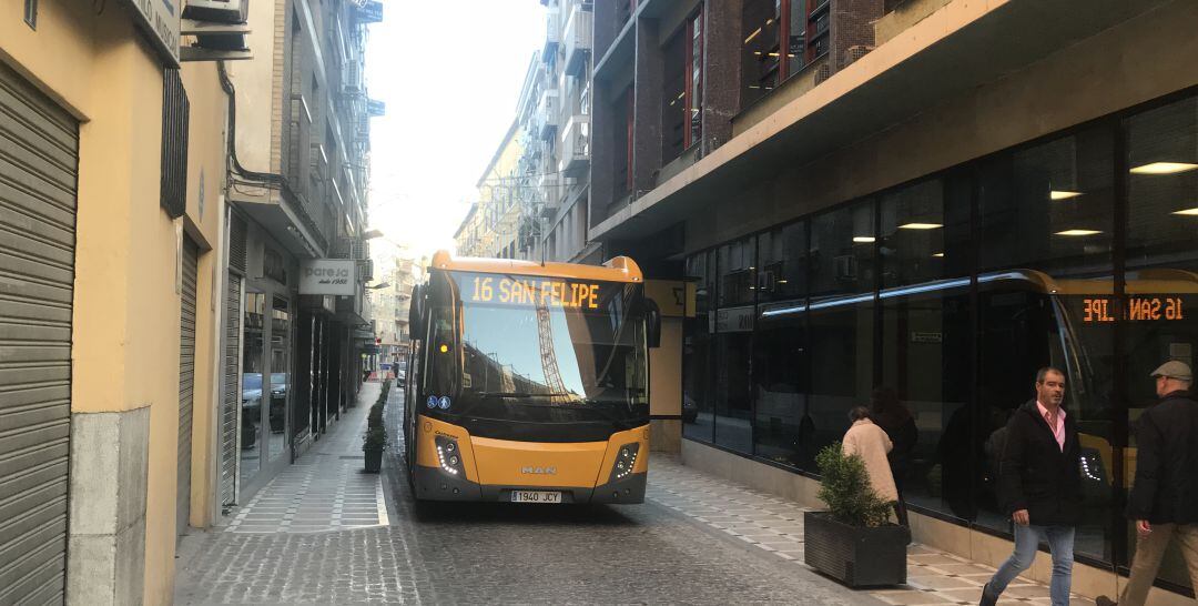 Autobús Castillo circulando por las calles de la capital.