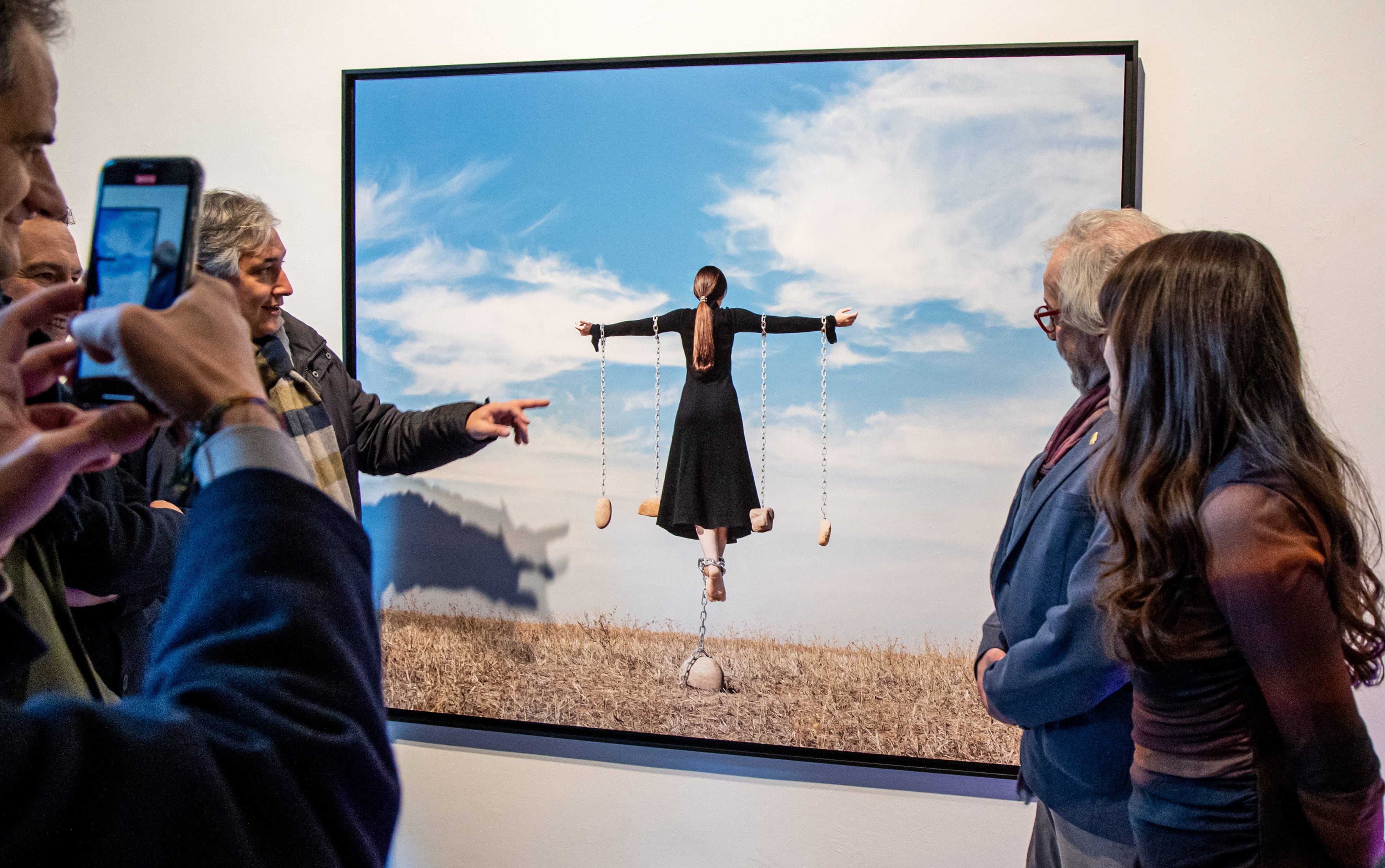 LOGROÑO, 02/01/2023.- Muestra de la exposición &#039;Ethos&#039;, una colección de fotografías de Marta Pérez, durante la inauguración del Festival Actual 2024, este martes en La Casa de la Imagen de Logroño. El Festival Actual 2024 con propuestas musicales, teatrales y expositivas que se desarrollará hasta el próximo día 7 con más de un centenar de actividades. EFE/Raquel Manzanares
