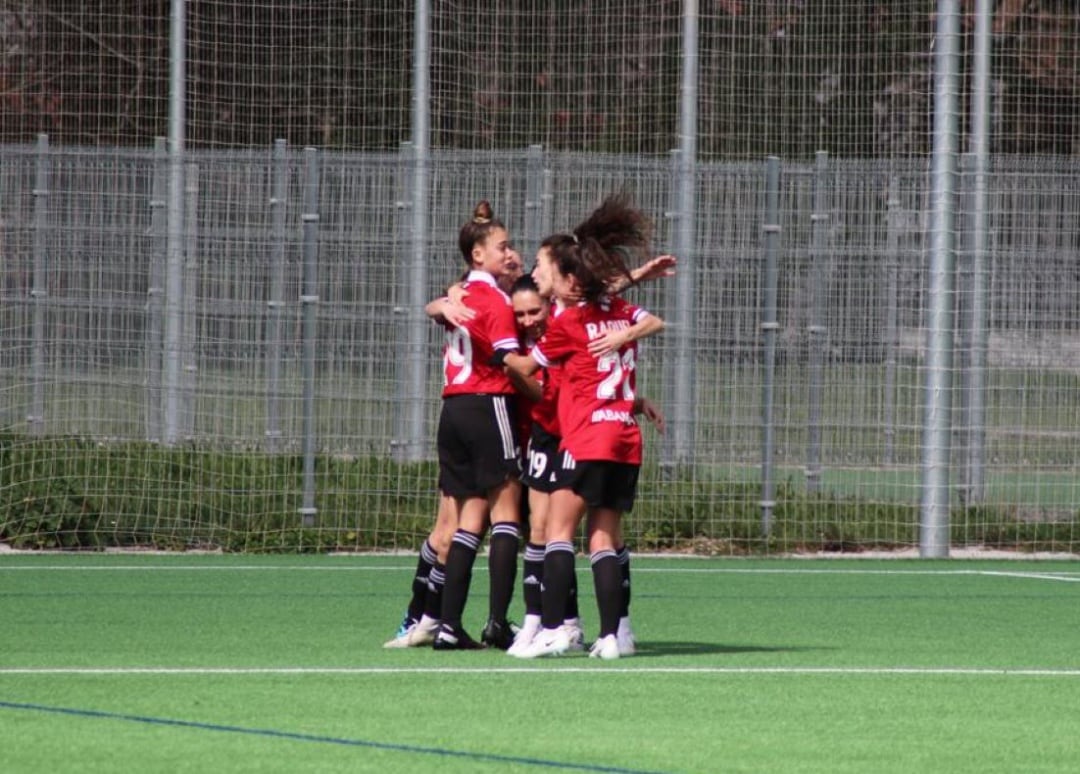 Las jugadoras del Victoria celebran uno de los dos tantos marcados por Ánxela