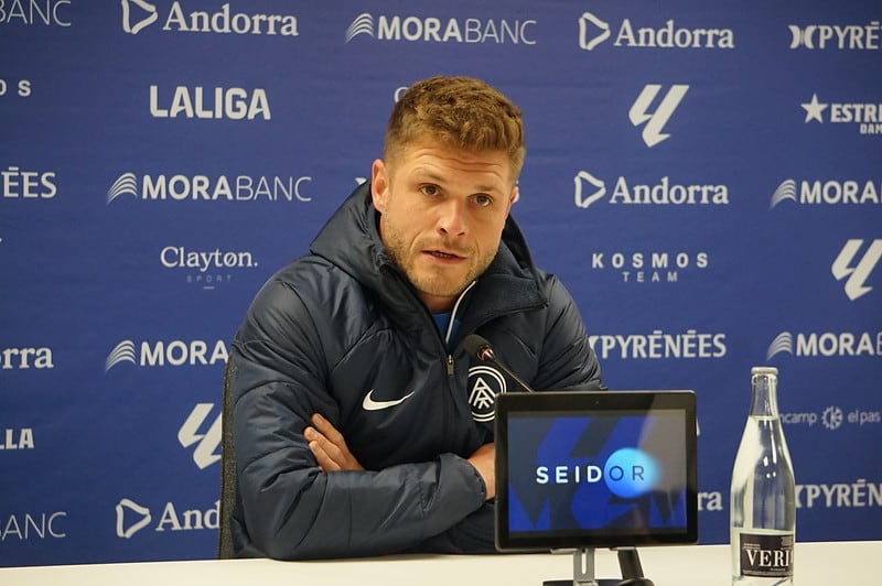 L&#039;entrenador Ferran Costa en la rdp prèvia al partit contra el Burgos