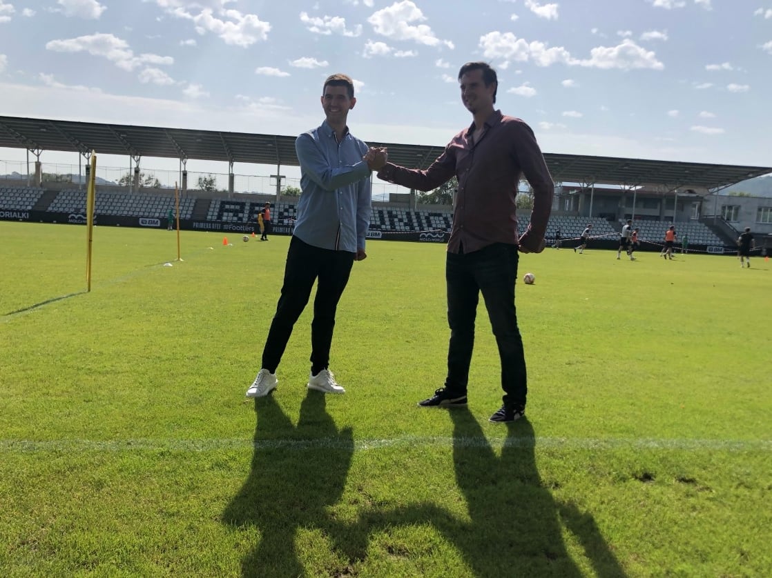 Mikel Bengoa posa en el Stadium Gal con el presidente del club, Igor Emery