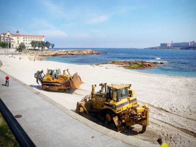 Máquinas en la playa de Riazor