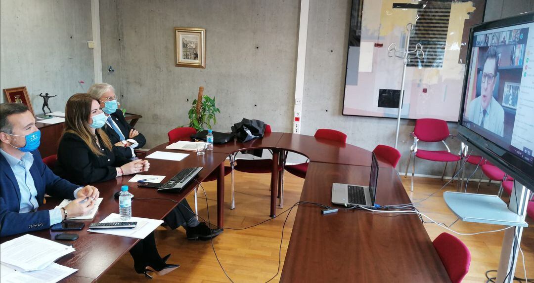 La consejera de Educación, Esperanza Moreno, junto al magistrado De Domingo y el director general de Innovación Educativa y Atención a la Diversidad, Carlos Albaladejo, conversan con el presidente del TSJ en el acto de presentación del concurso ‘Educando en Justicia’.