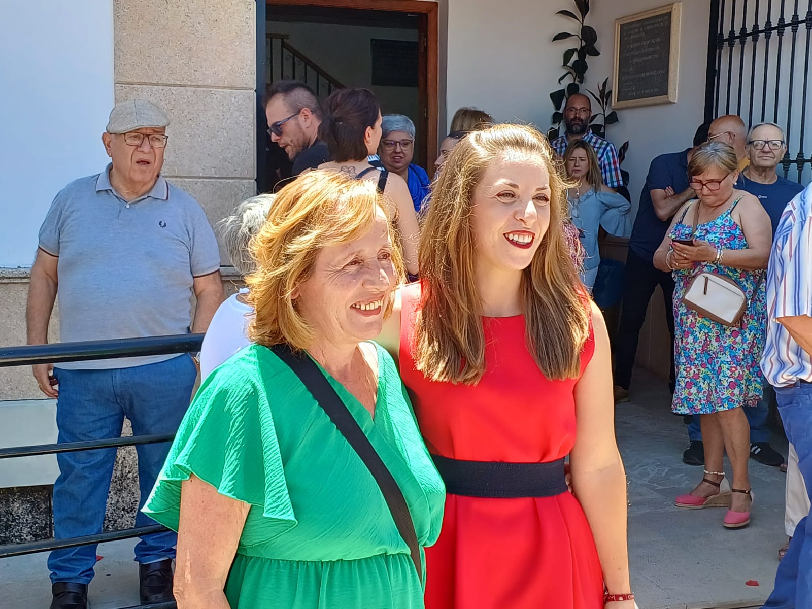 La exalcaldesa de Láchar (Granada), Nieves López, y la nueva alcaldesa,  Elisabet Barnés, proclamada tras la moción de censura de Izquierda Unida y PP contra el PSOE