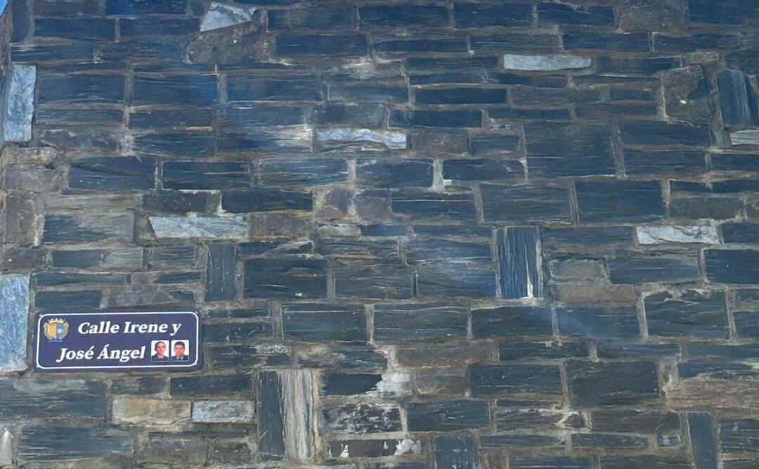 Irene y José Ángel y su calle en Sallent