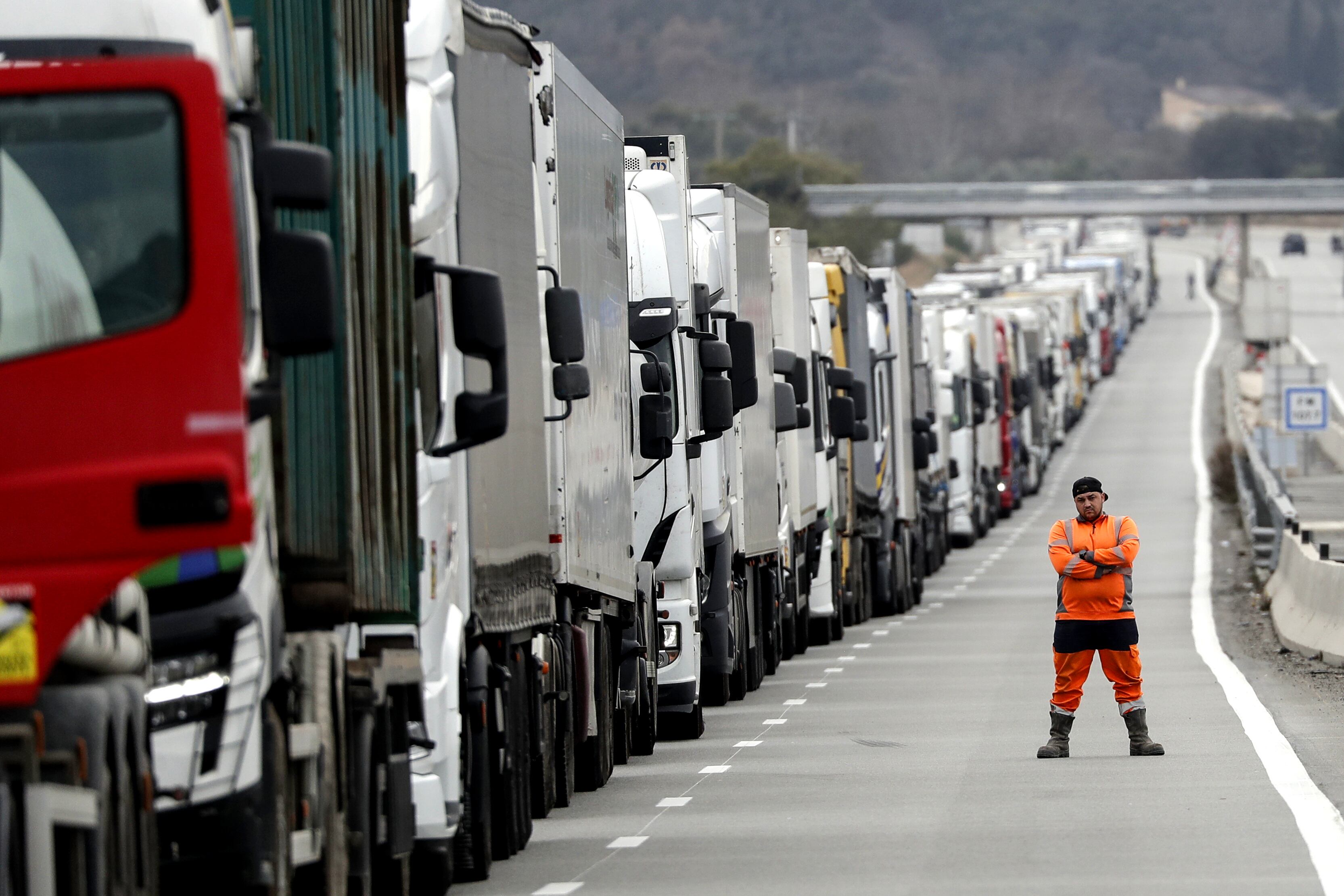 Le Boulou (France), 01/02/2024.- Trucks from Spain wait in a queue as French farmers from the Occitanie region block the A9 motorway at Le Boulou near the Spanish border, Southern France, 01 February 2024. French farmers continue their protests with road blockades and demonstrations in front of state buildings awaiting a response from the government to their request for &#039;immediate&#039; aid of several hundred million euros. On 23 January, the EU Agriculture and Fisheries Council highlighted the importance of providing the conditions necessary to enable EU farmers to ensure food security sustainably and profitably, as well as ensuring a fair income for farmers. (Protestas, Francia, España) EFE/EPA/GUILLAUME HORCAJUELO
