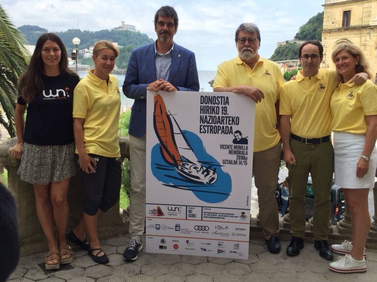 El alcalde Eneko Goia posa con los organizadores en uno de los balcones del Ayuntamiento de San Sebastián