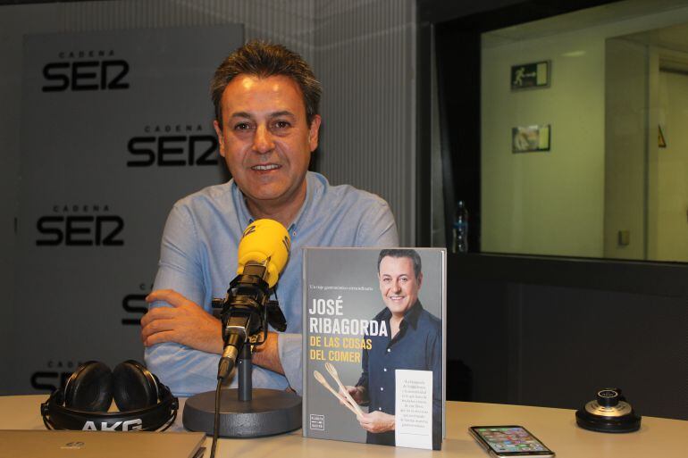 José Ribagorda junto a su libro &quot;De las cosas del comer&quot; en los estudios de Radio Madrid