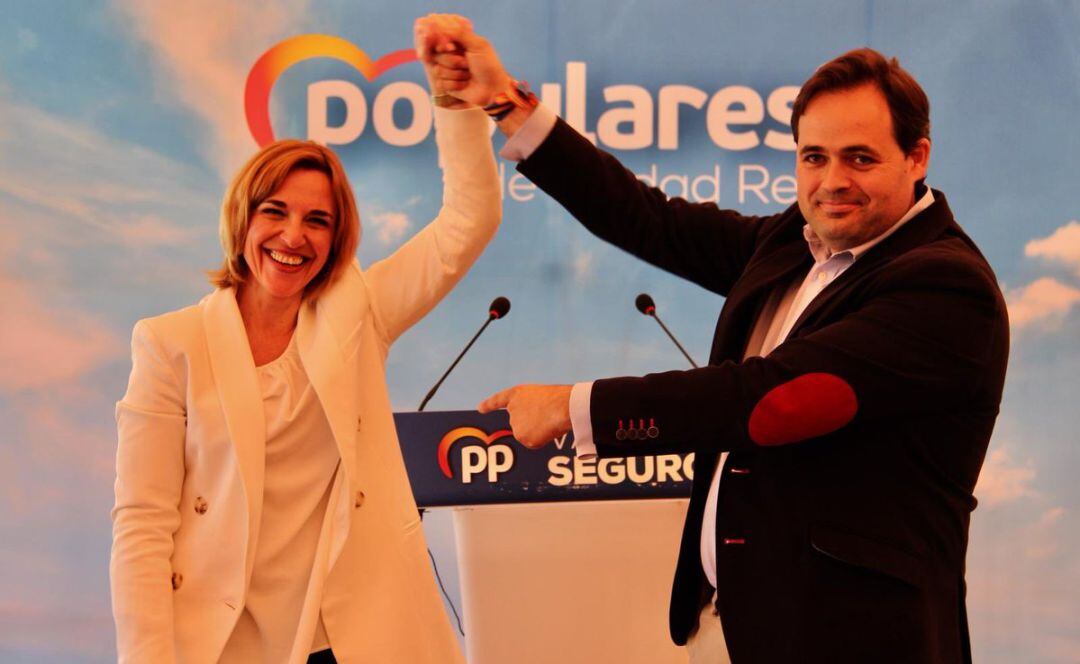 Cándida Tercero, candidata del PP a la alcaldía de Valdepeñas, junto a Paco Nuñez, candidato a presidir la Junta de CLM