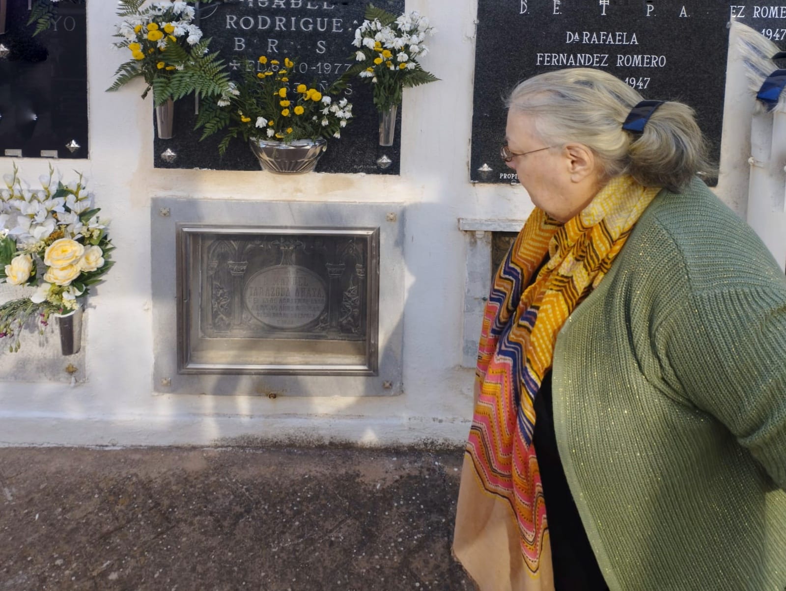 Sol Rodríguez Calzado, la nieta del capitán Tarazona junto a la tumba de su abuelo en el Cementerio de San Rafael en Córdoba