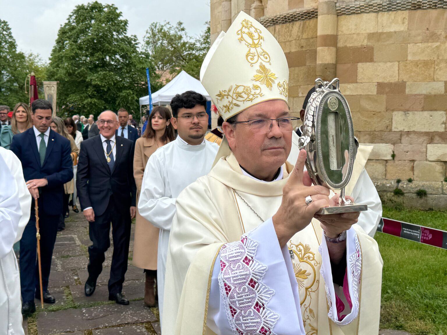 El obispo de Vitoria, seguido de los representantes institucionales