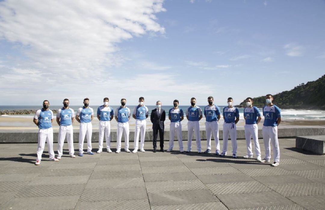 Los 12participantes del manomanista con 4 navarros en la presentación del campeonato en Donostia