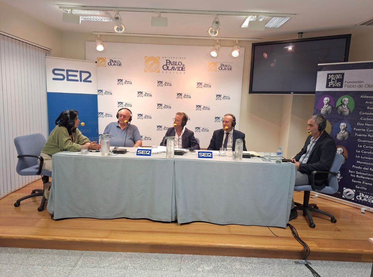 (De izquierda a derecha) Gloria García Torres, delegada de Cultura del Ayuntamiento de Cañada Rosal (Sevilla); Domingo Bonillo Avi, alcalde de Carboneros (Jaén); Fernando Pérez Monguió; Miguel Ángel Manrique Peinado, alcalde de Arquillos (Jaén) y Rafael Rey Sierra, concejal de Educación del Ayuntamiento de Dos Hermanas.