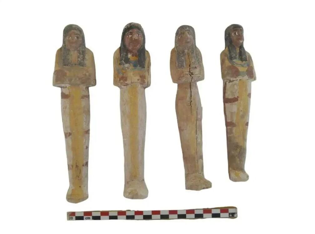 Algunos de los artefactos hallados en una de las tres nuevas tumbas en Luxor. MINISTERIO DE ANTIGÜEDADES DE EGIPTO.