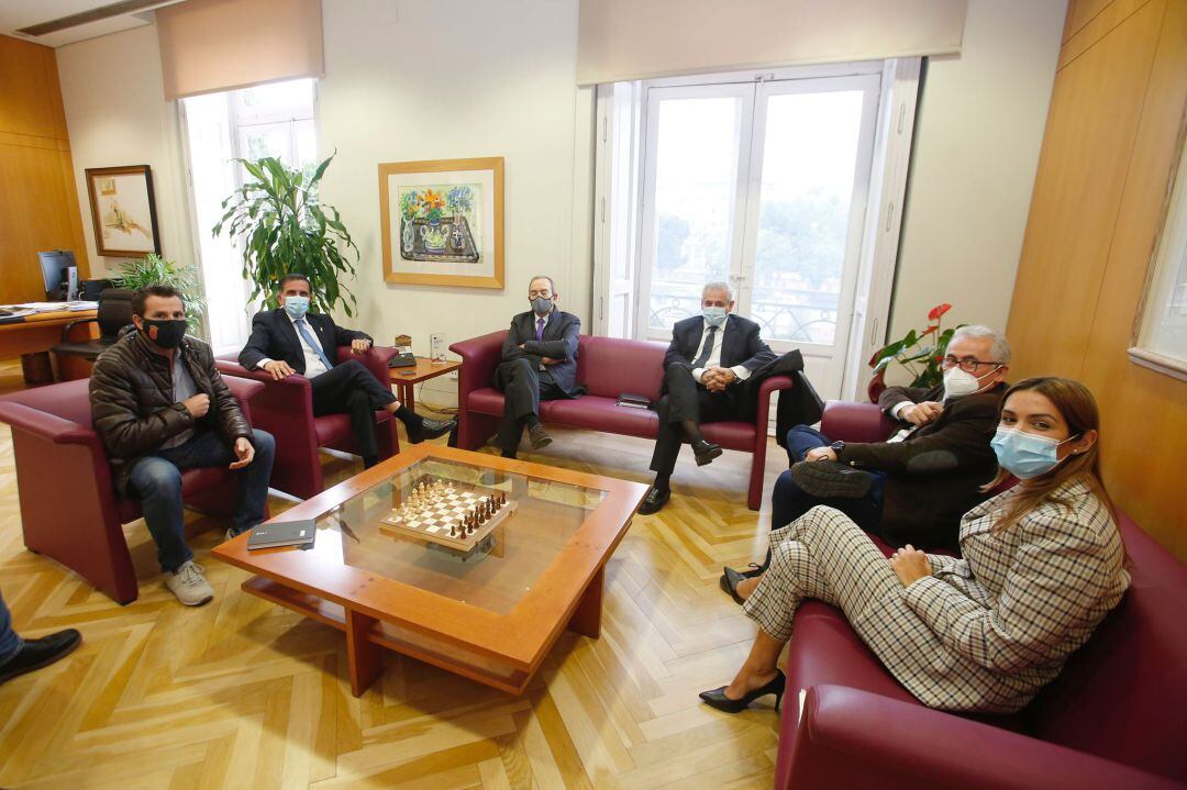 El Alcalde José Antonio Serrano ha mantenido esta mañana una reunión con el presidente y el director general del grupo Monbús 