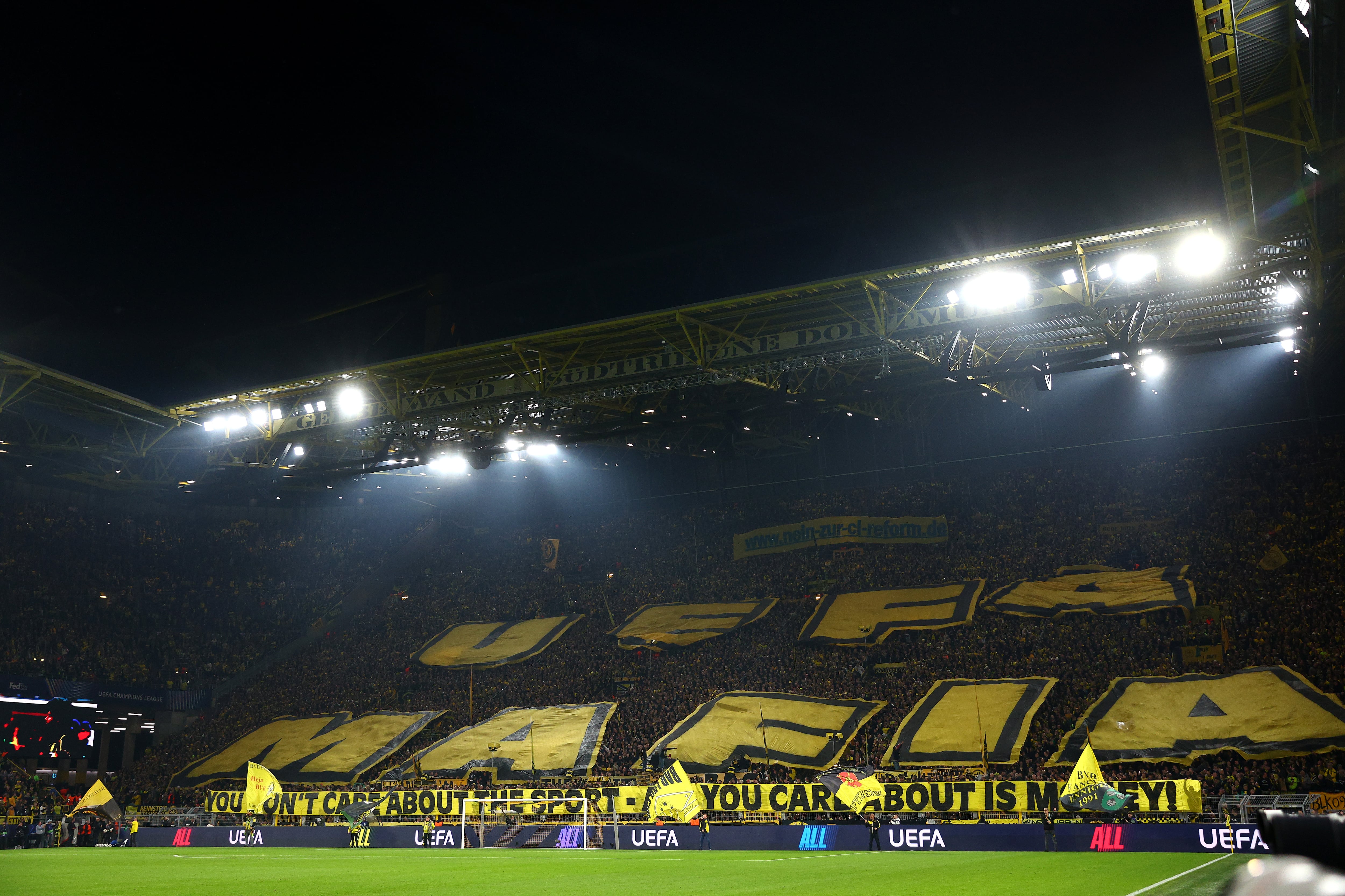 Uno de los fondos del Signal Iduna Park despliega un mensaje de &quot;UEFA mafia&quot; en la Champions